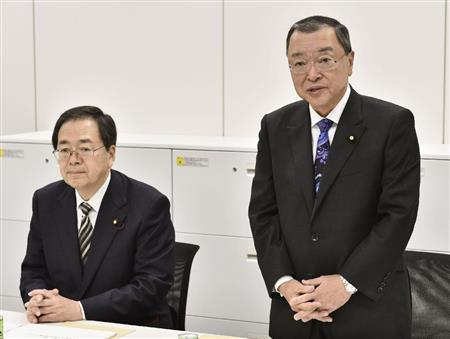 軽減税率の与党協議であいさつする自民党の宮沢税調会長。左は公明党の斉藤税調会長＝１１日午前、国会