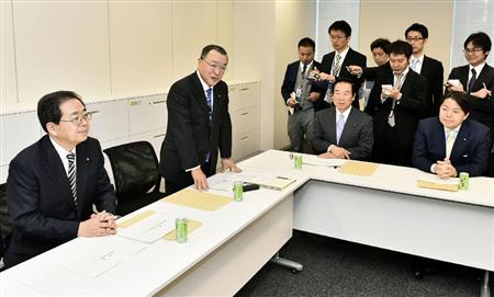 軽減税率の与党協議に臨む（左から）公明党の斉藤税調会長、自民党の宮沢税調会長ら＝１１日午前、国会