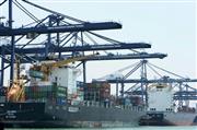 主要港タンジュンプリオク港で、コンテナの積み卸し作業中の貨物船。インドネシアはＴＰＰ参加に向け、競争力強化に注力する＝ジャカルタ（ＡＰ）