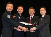 ＭＲＪ初飛行の会見で記念撮影に応じる、左から戸田和男テストパイロット（副操縦士）、安村佳之テストパイロット（機長）、森本浩通・三菱航空機社長、岸信夫副社長＝１１日、名古屋市中区