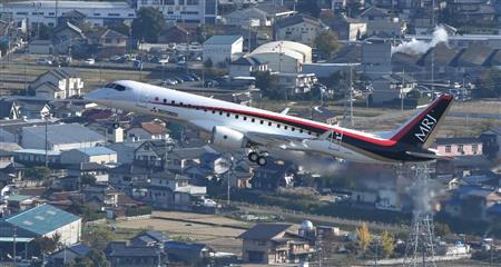 愛知県営名古屋空港から離陸したＭＲＪ＝１１日午前９時３５分、愛知県（本社ヘリから、竹川禎一郎撮影）