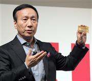 「ｄカードＧＯＬＤ」を手にｄポイントをアピールするドコモの加藤薫社長