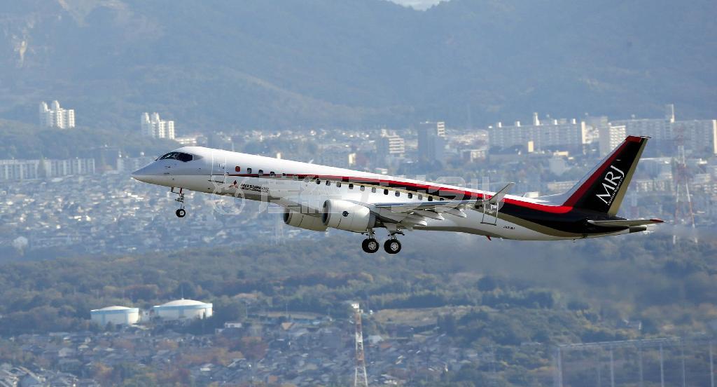 県営名古屋空港を離陸し初飛行する「ＭＲＪ」。約１時間半のフライトを終え、無事着陸した＝２０１５年１１月１１日午前、愛知県小牧市（代表撮影）