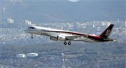 県営名古屋空港を離陸し初飛行する「ＭＲＪ」。約１時間半のフライトを終え、無事着陸した＝２０１５年１１月１１日午前、愛知県小牧市（代表撮影）