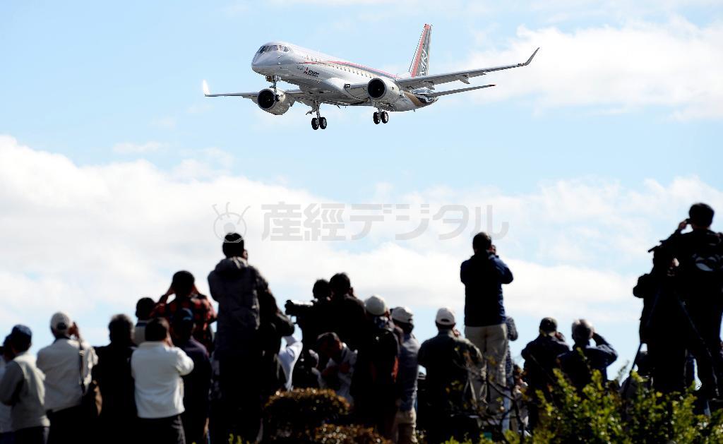 大勢の航空ファンが見つめるなか、約１時間半のフライトを終え、着陸体勢に入るＭＲＪ（三菱リージョナルジェット）＝２０１５年１１月１１日、愛知県春日井市（森本幸一撮影）