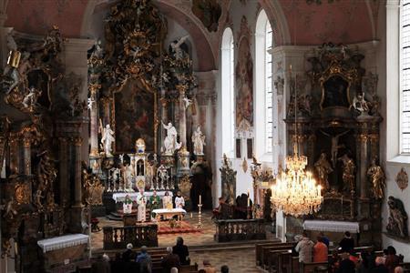 敬虔（けいけん）なカトリック教徒の村らしく内装が素晴らしいドルフ教会のミサ＝２０１５年９月２０日、ドイツ・バイエルン州オーバーアマガウ（佐藤良一さん撮影）