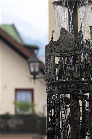 ペストが流行した当時、神の慈悲でペストからこの村を救ってくれるならば、今後１０年ごとにキリスト受難劇を演じるという誓いと立てた。結果、村はペストから救われ、そのときに立てた誓いは、今日に至るまで守られている。その記念碑が村の広場にあった＝２０１５年９月２０日、ドイツ・バイエルン州オーバーアマガウ（佐藤良一さん撮影）