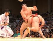 はたきこみで嘉風をくだした白鵬（中央）＝２０１５年１１月１１日、福岡県福岡市博多区の福岡国際センター（永田直也撮影）