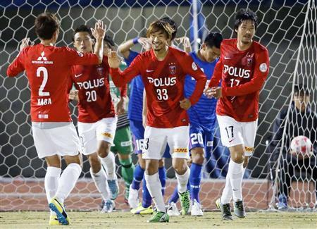 前半、先制ゴールを決め喜ぶ浦和・橋本和（わたる、３３）＝２０１５年１１月１１日、埼玉県熊谷市の熊谷スポーツ文化公園陸上競技場（共同）