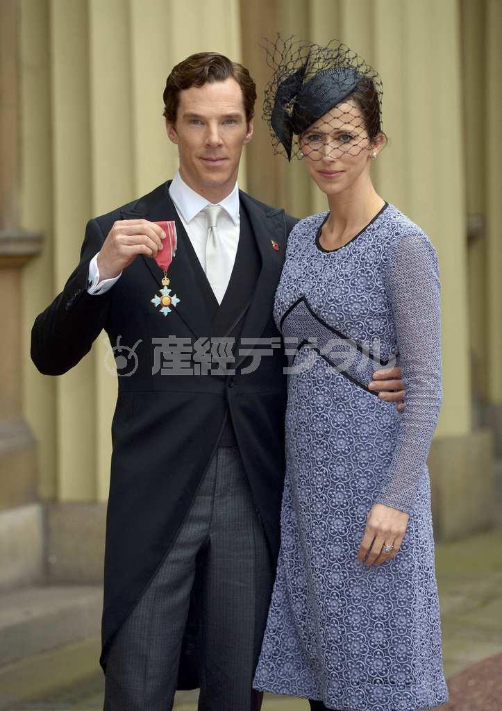英俳優、ベネディクト・カンバーバッチさん（左）と妻で英舞台監督のソフィー・ハンターさん＝２０１５年１１月１０日、英国・首都ロンドン（ロイター）