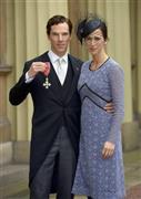 英俳優、ベネディクト・カンバーバッチさん（左）と妻で英舞台監督のソフィー・ハンターさん＝２０１５年１１月１０日、英国・首都ロンドン（ロイター）