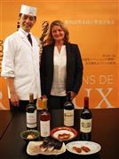 京都・木乃婦の３代目、高橋拓児氏（左）と醸造学博士で白ワインの大家、ヴァレリー・ラヴィーニュ＝クリュエジュ氏＝２０１５年１０月２１日、東京都文京区（青木冨美子さん撮影）