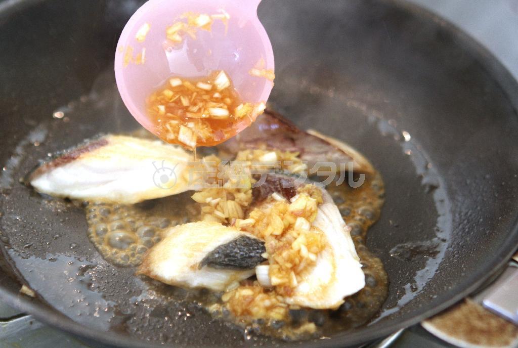 ブリの香味焼き（作り方）＿＿フライパンに油を熱し、ブリの両面を香ばしく焼き、香味だれ大さじ１を回し入れて絡める。