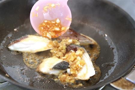 ブリの香味焼き（作り方）＿＿フライパンに油を熱し、ブリの両面を香ばしく焼き、香味だれ大さじ１を回し入れて絡める。