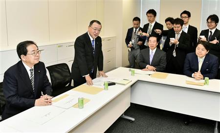 軽減税率の与党協議に臨む公明党の斉藤鉄夫税調会長、自民党の宮沢洋一税調会長ら（左から）＝１１日午前、国会