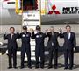 国産初のジェット旅客機ＭＲＪの初飛行を終え、記念撮影に応じる三菱航空機の森本浩通社長（左端）と搭乗員ら＝１１日午前、愛知県営名古屋空港
