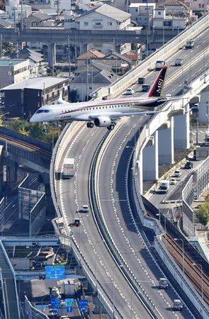 着陸のため愛知県営名古屋空港に向かうＭＲＪ＝１１日午前１１時１分、愛知県（本社ヘリから、竹川禎一郎撮影）