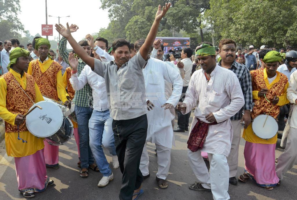 １１月８日、インド東部ビハール州パトナで、州議会選でのモディ政権与党の敗北を喜ぶ市民ら＝２０１５年（ＡＰ）