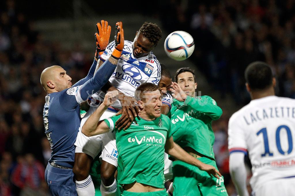フランスで行われたサッカーの試合の１シーン。子供のサッカーとはいえ、ヘディング禁止となると、迫力あるゴール前の接近戦はどうなる…＝２０１５年１１月８日、フランス・リヨン（ＡＰ）