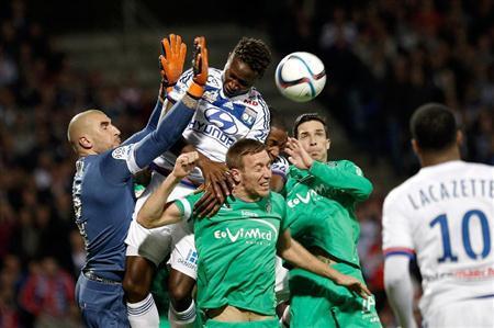 フランスで行われたサッカーの試合の１シーン。子供のサッカーとはいえ、ヘディング禁止となると、迫力あるゴール前の接近戦はどうなる…＝２０１５年１１月８日、フランス・リヨン（ＡＰ）