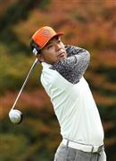 ５番ホールでティーショットを打つ片山晋呉（しんご）＝２０１５年１１月１２日、静岡県御殿場市（蔵賢斗撮影）