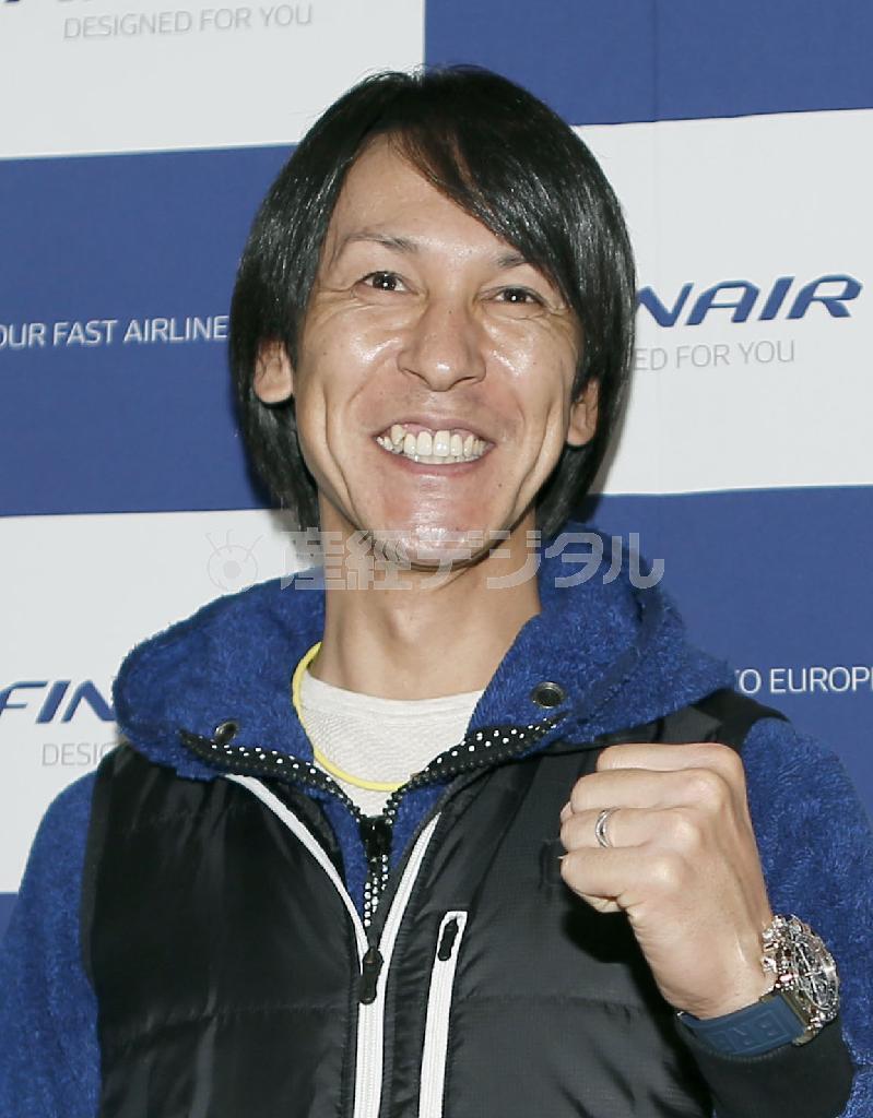 １１月１２日、渡欧前に成田空港で取材に応じ、ポーズをとるノルディックスキー・ジャンプ男子の葛西紀明＝２０１５年、千葉県成田市（共同）