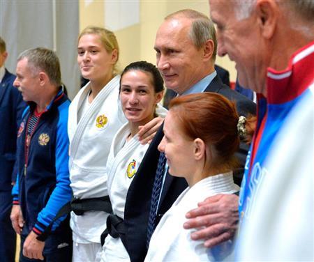 １１月１１日、ロシア南部ソチで行われたスポーツ関係者との会合に出席し、記念撮影するウラジーミル・プーチン露大統領（右から３人目）。ドーピング問題での舵取りが注目される＝２０１５年（ＡＰ）