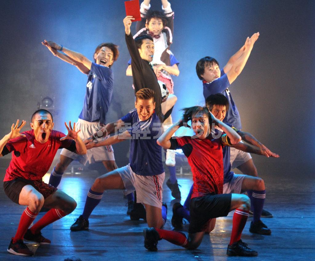 コント仕立ての笑いあり、ほろりとさせられる人情話ありの青春ストーリーを、Ｊ－ＰＯＰナンバーにのせて、全編ダンスで表現する新感覚のダンスエンターテインメント集団「梅棒（うめぼう）」。バンコク公演で披露したサッカーと恋愛をテーマにしたステージを、サポートメンバーを迎え、曲も１曲増やしてパワーアップさせた＝２０１５年１０月３０日、東京・三軒茶屋の世田谷パブリックシアター（田中幸美撮影）