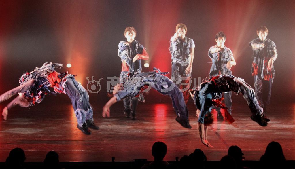 男子新体操のアクロバットとストリートダンスを融合させた新しいパフォーマンス集団「ＢＬＵＥ＿ＴＯＫＹＯ」。東京ゲゲゲイの牧宗孝（むねたか）さんとダンスカンパニーＤＡＺＺＬＥの長谷川達也さんの振り付けをベースに、自分たちのニュアンスを盛り込んで表現したステージ＝２０１５年１０月３１日、東京・三軒茶屋の世田谷パブリックシアター（田中幸美撮影）