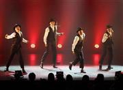 ３１分の持ち時間にさまざまな表情を詰め込みながらもダンスの神髄を見せた「ｓ＊＊ｔ＿ｋｉｎｇｚ」（シットキングズ）のステージ。米カリフォルニアのダンスコンテスト「ＢＯＤＹ＿ＲＯＣＫ」で２年連続優勝を果たし、世界各国でワークショップを行うなど世界をフィールドに活躍するダンスカンパニーだ＝２０１５年１０月３０日、東京・三軒茶屋の世田谷パブリックシアター（田中幸美撮影）