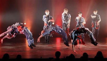 男子新体操のアクロバットとストリートダンスを融合させた新しいパフォーマンス集団「ＢＬＵＥ＿ＴＯＫＹＯ」。東京ゲゲゲイの牧宗孝（むねたか）さんとダンスカンパニーＤＡＺＺＬＥの長谷川達也さんの振り付けをベースに、自分たちのニュアンスを盛り込んで表現したステージ＝２０１５年１０月３１日、東京・三軒茶屋の世田谷パブリックシアター（田中幸美撮影）