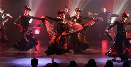 日本のトップコレオグラファーとして活躍するＫＡＯＲＩａｌｉｖｅさん（中央）を中心とした表現力豊かなジャズダンスカンパニー「Ｍｅｍｏｒａｂｌｅ＿Ｍｏｍｅｎｔ」。情報の洪水に流され、自らを失いそうになる現代を揶揄する作品「孤高」を披露した＝２０１５年１０月３１日、東京・三軒茶屋の世田谷パブリックシアター（田中幸美撮影）