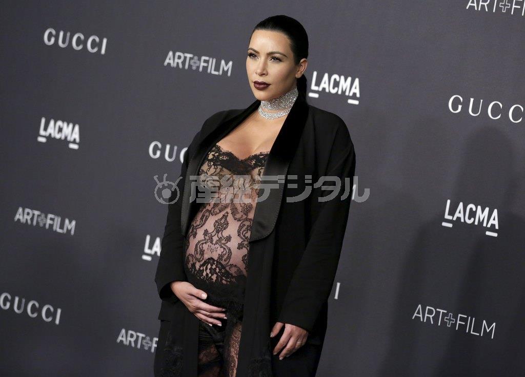 米女優、キム・カーダシアンさん＝２０１５年１１月８日、米カリフォルニア州ロサンゼルス（ロイター）