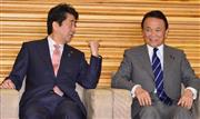 閣議前、安倍晋三首相（左）と話す麻生太郎副総理＝１３日午前、首相官邸（斎藤良雄撮影）