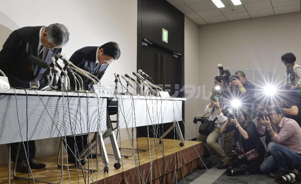 くい打ち工事のデータ改竄問題で、記者会見の冒頭、謝罪する旭化成建材の前田富弘社長（左から２人目）と親会社、旭化成の平居正仁副社長＝２０１５年１１月１３日午後、東京都中央区日本橋（共同）
