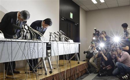 くい打ち工事のデータ改竄問題で、記者会見の冒頭、謝罪する旭化成建材の前田富弘社長（左から２人目）と親会社、旭化成の平居正仁副社長＝２０１５年１１月１３日午後、東京都中央区日本橋（共同）