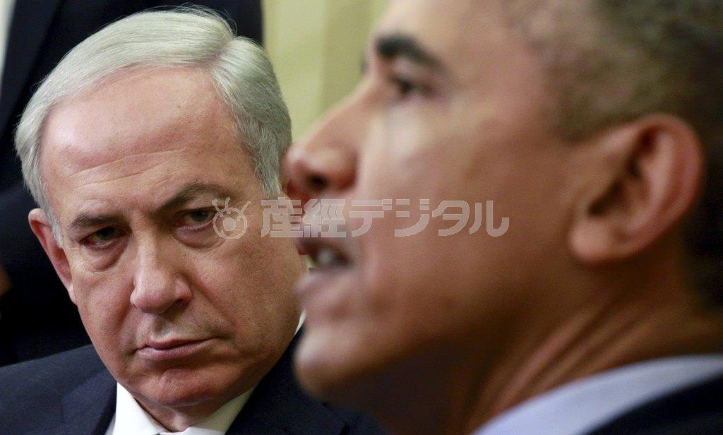 険しい表情で、バラク・オバマ米大統領（右）と会談するイスラエルのベンヤミン・ネタニヤフ首相＝２０１５年１１月９日、米国・首都ワシントン（ロイター）