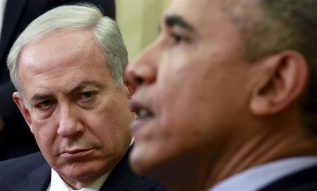 険しい表情で、バラク・オバマ米大統領（右）と会談するイスラエルのベンヤミン・ネタニヤフ首相＝２０１５年１１月９日、米国・首都ワシントン（ロイター）