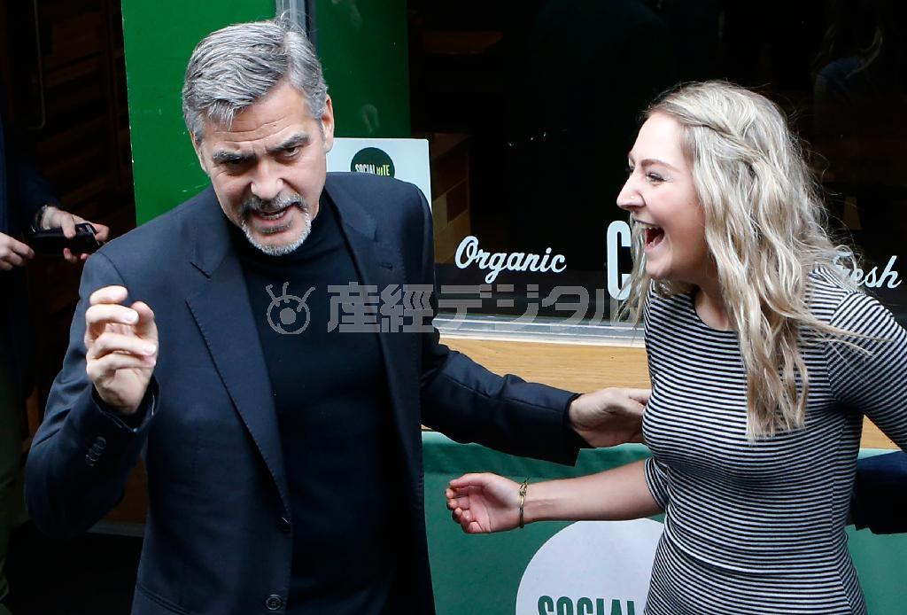 米俳優、ジョージ・クルーニーさん（左）＝２０１５年１１月１２日、英スコットランド・エディンバラ（ＡＰ）