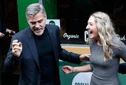 米俳優、ジョージ・クルーニーさん（左）＝２０１５年１１月１２日、英スコットランド・エディンバラ（ＡＰ）
