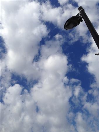 冬の高い青空が肩こりも癒やしてくれればいいのだけど＝２０１４年１１月３日（長塚圭史さん撮影）