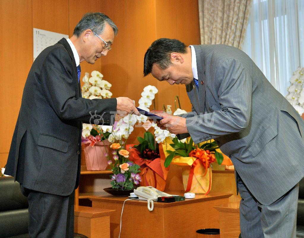 馳浩（はせ・ひろし）文科相（右）に勧告書を手渡す原子力規制委員会の田中俊一（しゅんいち）委員長＝２０１５年１１月１３日午後、東京都千代田区霞が関の文科省（三尾郁恵撮影）