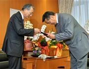 馳浩（はせ・ひろし）文科相（右）に勧告書を手渡す原子力規制委員会の田中俊一（しゅんいち）委員長＝２０１５年１１月１３日午後、東京都千代田区霞が関の文科省（三尾郁恵撮影）