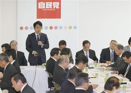自民党本部で開かれた農林関係会合であいさつする小泉進次郎農林部会長（奥左から２人目）。右手前から２人目はＪＡ全中の奥野長衛会長＝６日午前、東京・永田町■■キャプション■■自民党本部で開かれた農林関係会合であいさつする小泉進次郎農林部会長（奥左から２人目）。右手前から２人目はＪＡ全中の奥野長衛会長＝６日午前、東京・永田町