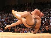 白鵬がやぐらなげで隠岐の海（おきのうみ）を下し７戦全勝＝２０１５年１１月１４日、福岡県福岡市博多区の福岡国際センター（永田直也撮影）