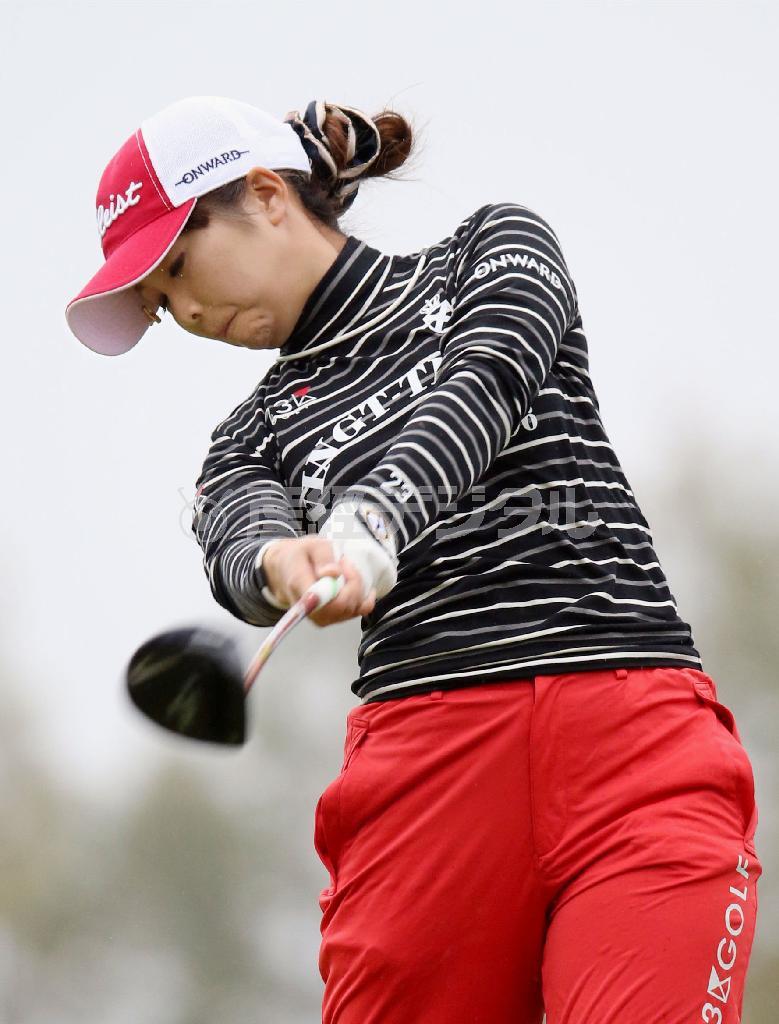 第２日、通算９アンダーで２位の菊地絵理香＝２０１５年１１月１４日、千葉県長生郡長南町のグレートアイランドＣ（共同）