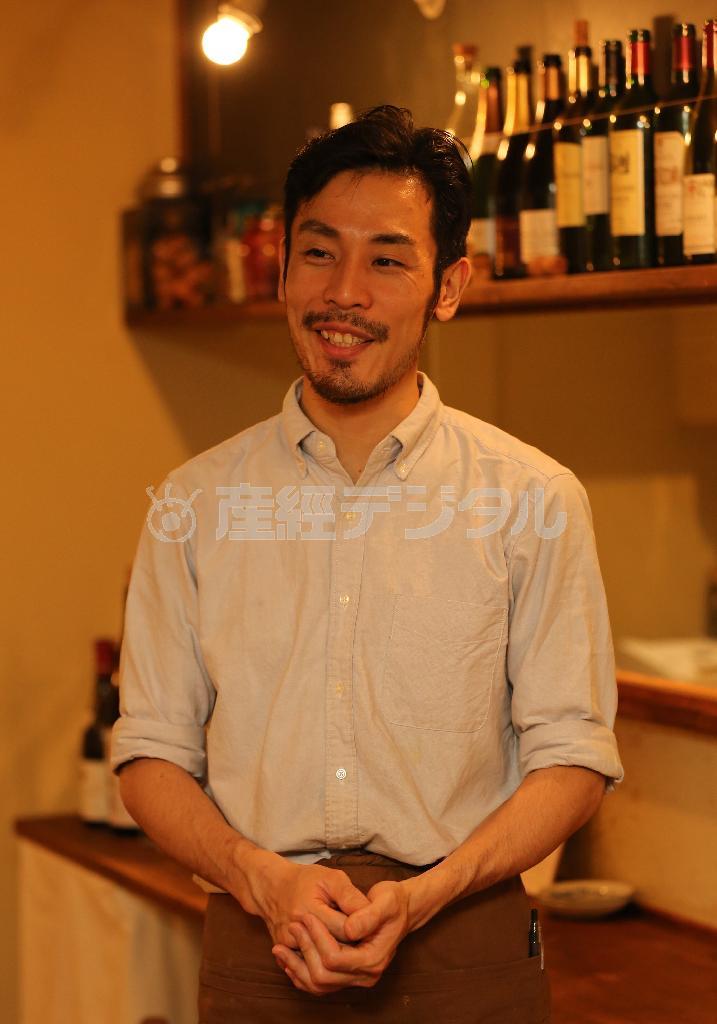 「人と人のつながりを大切にしたい」と語る店主の吉岡辰真さん＝２０１５年１１月５日、京都市下京区（志儀駒貴撮影）