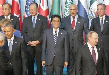 Ｇ２０首脳会合の記念撮影に臨む安倍首相（中央）。左端下はオバマ米大統領。右端下はロシアのプーチン大統領＝１５日、トルコ・アンタルヤ（共同）