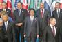 Ｇ２０首脳会合の記念撮影に臨む安倍首相（中央）。左端下はオバマ米大統領。右端下はロシアのプーチン大統領＝１５日、トルコ・アンタルヤ（共同）