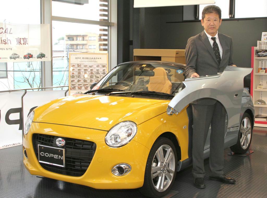 ダイハツ「コペン」の前に立つ開発担当の藤下修さん